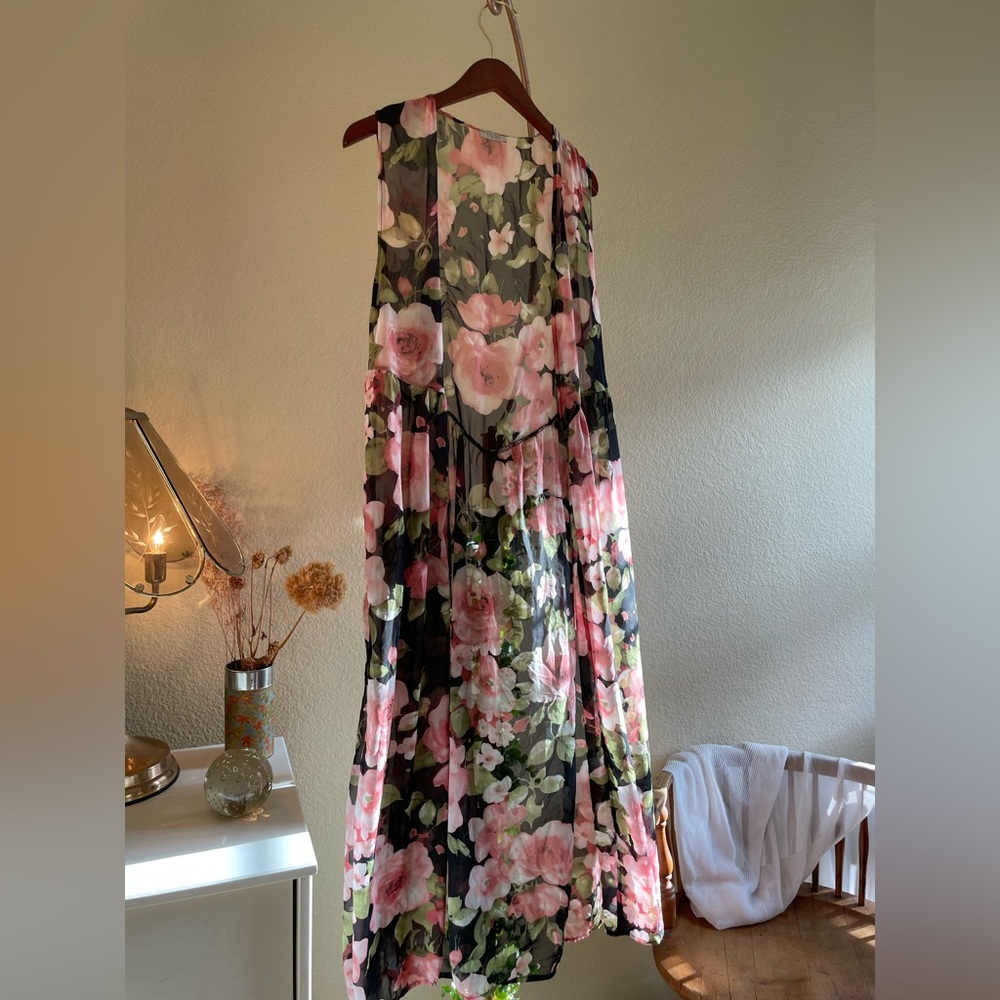 Swim cover up sleeveless flower pattern.